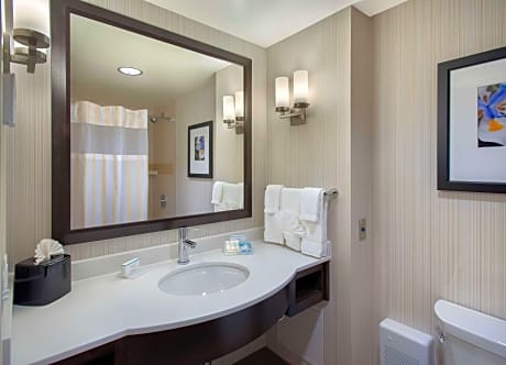 2 Queens Premium W/In-Room Drinks-Snacks