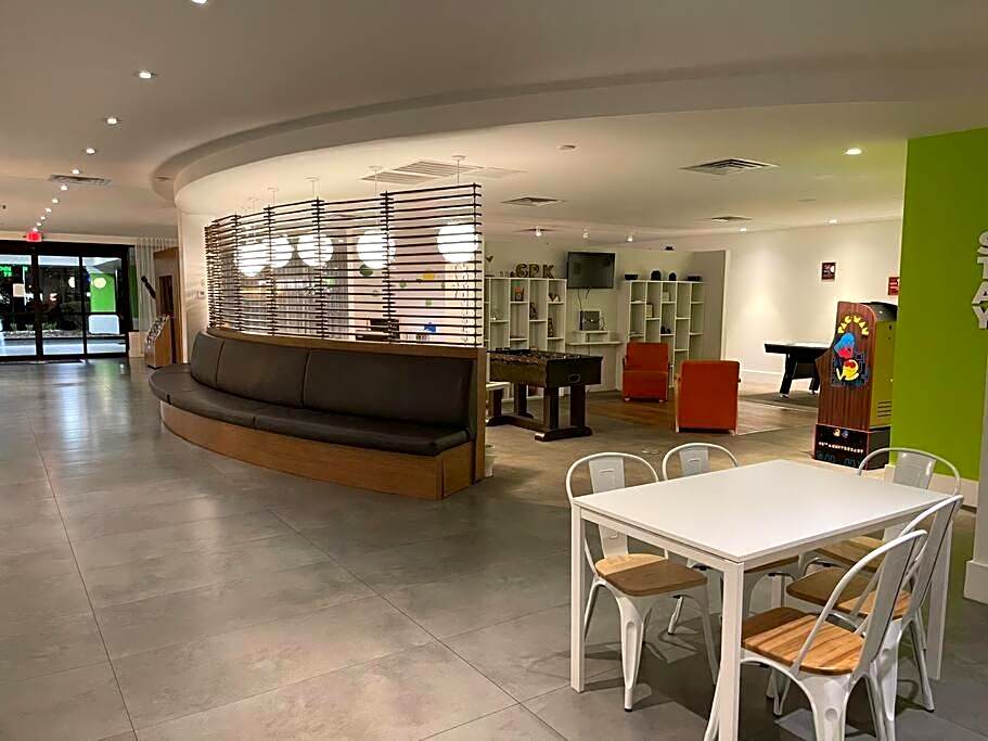 Newly Room in cozy hotel with Super location to the Parks