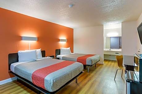 Deluxe Queen Room with Two Queen Beds - Smoking