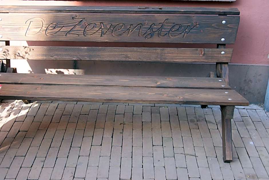 De Zevenster "gevestigd aan de winkelstraat"