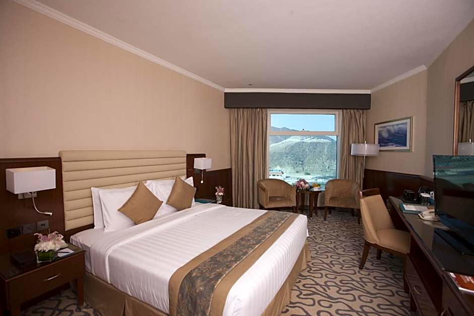 Photo 1 of 3 of Deluxe 1 King Bed, Mountain View