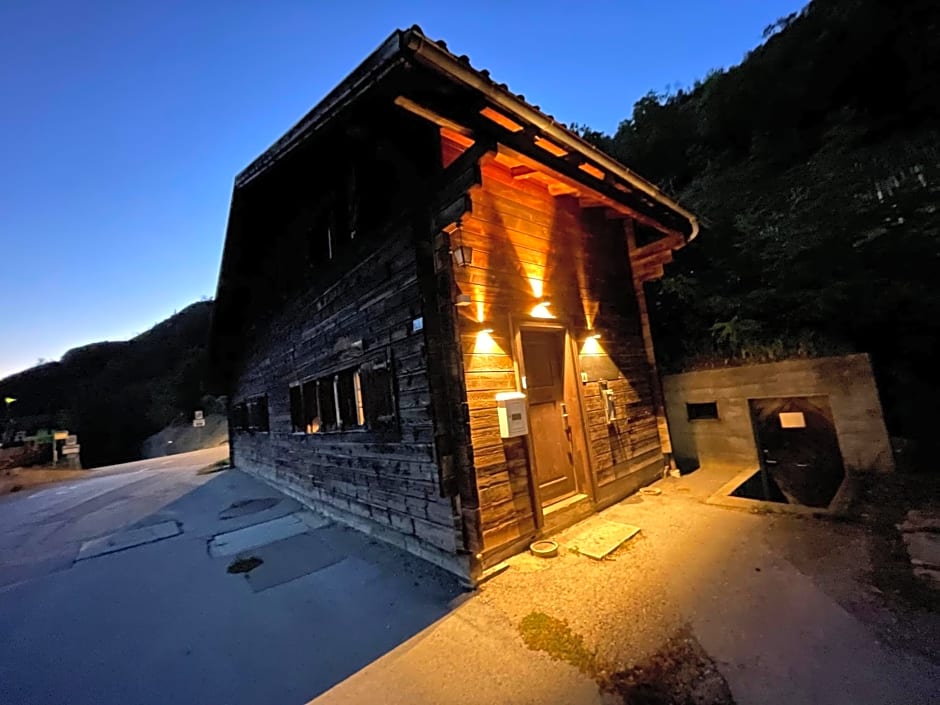 Berg - Hütte beim H O T E L Bahnhof Ausserberg