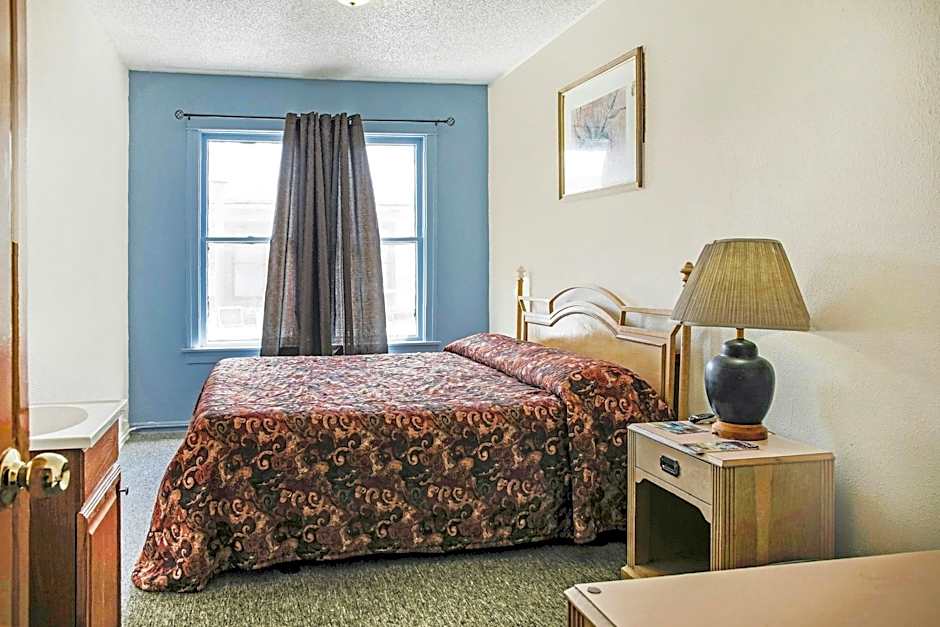 OYO Cameron Historic Hotel Brownsville I-69E
