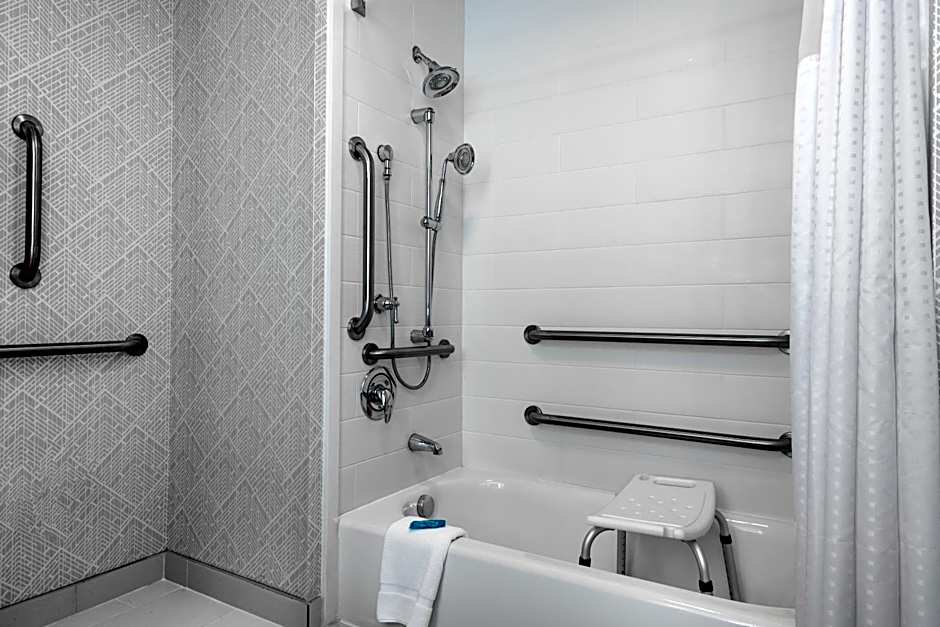 Holiday Inn Express & Suites Charlotte Airport By IHG