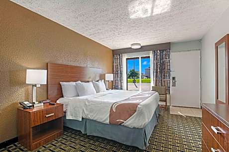 1 King Bed, Nonsmoking