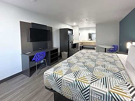 1 King Bed | Mobil Acc RI Shwr Nsmk Kitchen