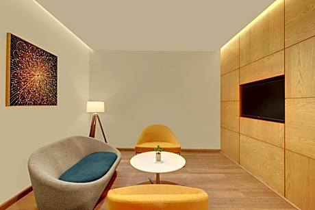 Hazel King Suite with Courtyard View