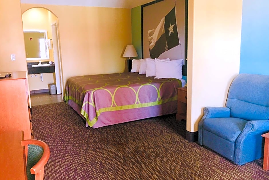 Super 8 by Wyndham Montgomery/ Lake Conroe