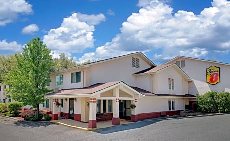 Super 8 by Wyndham Newburgh/West Point Stewart Intl Airport
