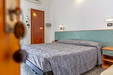 Classic Double or Twin Room with Front Sea View