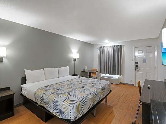 Foto 1 daripada 10 — 1 King Bed, Mobility Accessible, Bathtub