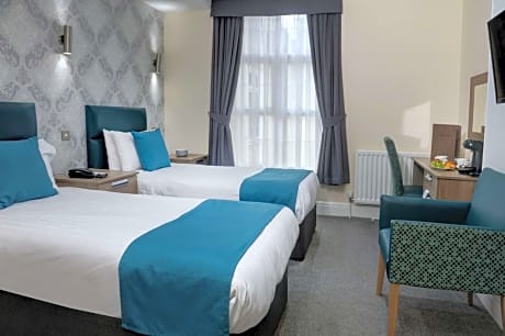 Standard Double Room with Two Single Beds - Non-Smoking