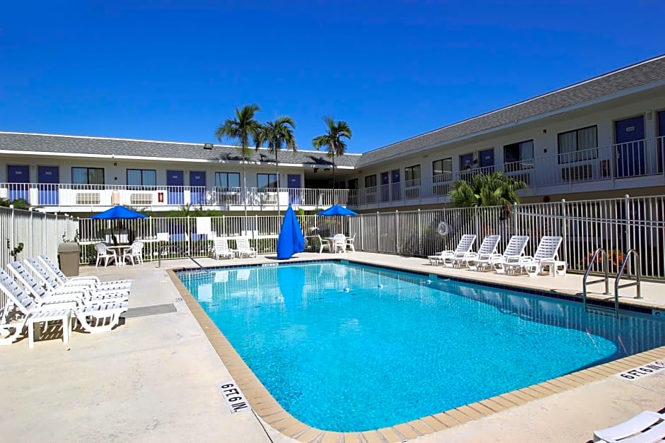 Motel 6-Lantana, FL