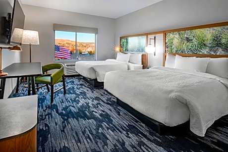 Queen Room with Two Queen Beds and Lake View