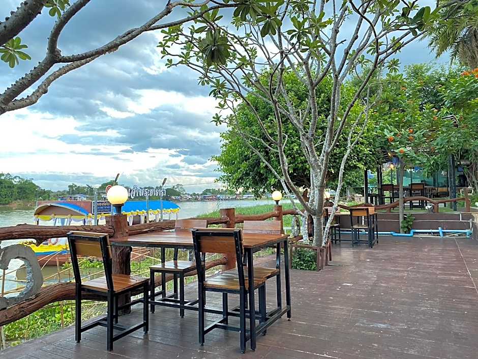 Chaophayathara Riverside Hotel