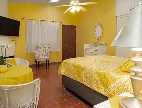 Deluxe Queen Suite