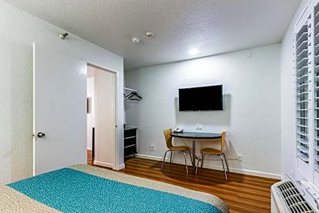 1 Queen Bed | ADA/Tub/Micfridge