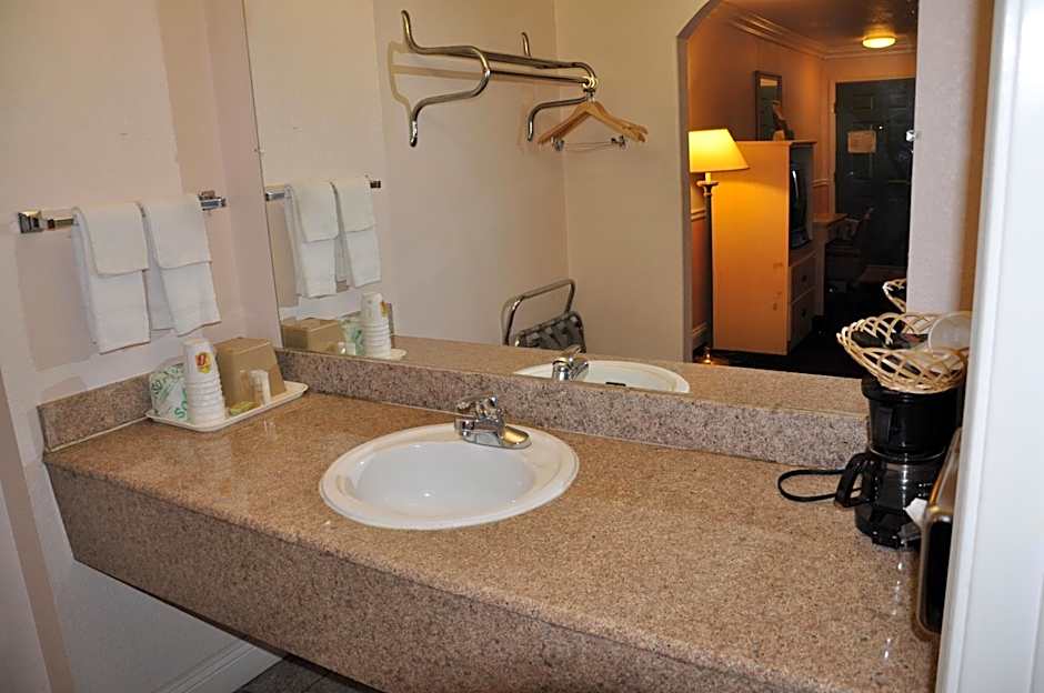 Super 8 by Wyndham Hayward Downtown