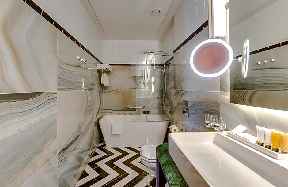 Grand Poet Hotel and SPA by Semarah