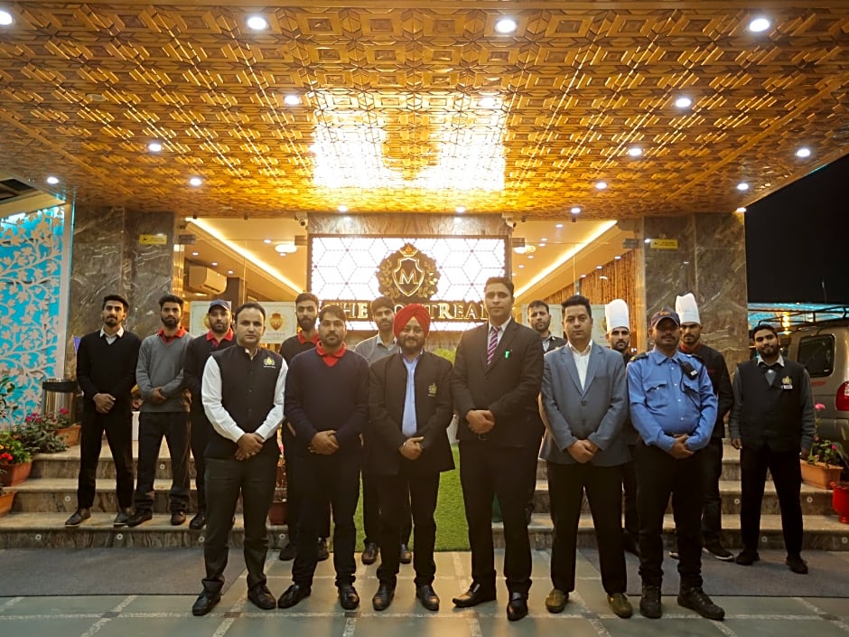 Hotel The Montreal Near by Dal Lake