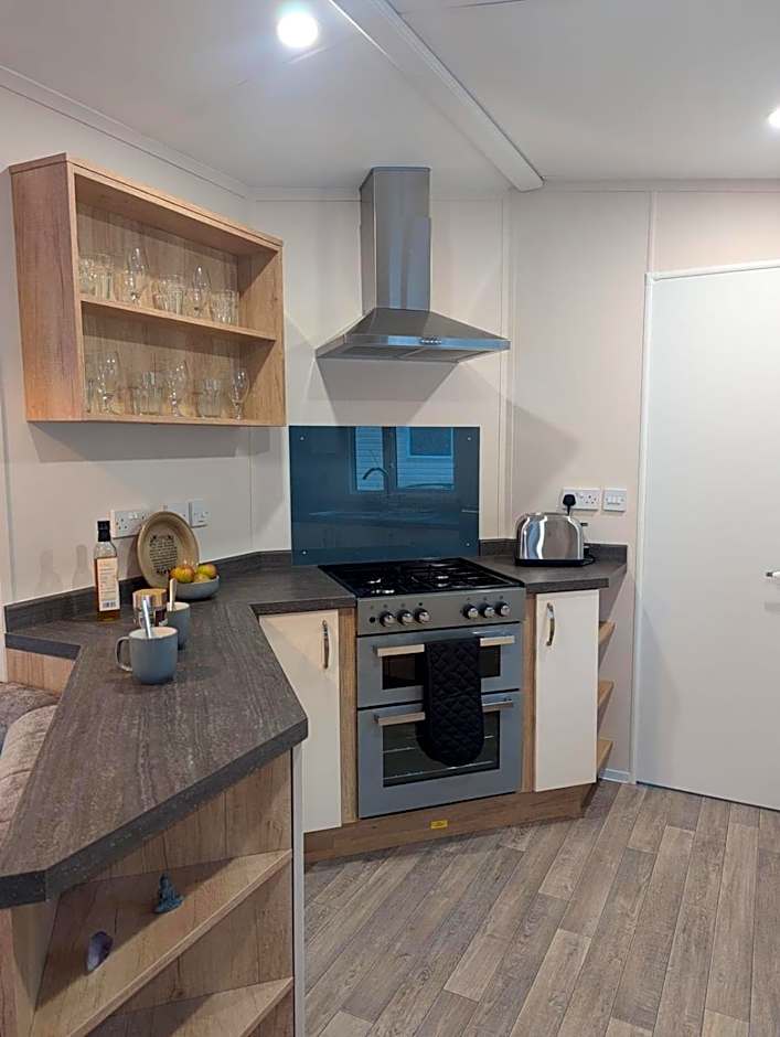 Modern and spacious holiday home at AWARD WINNING SHOREFIELD COUNTRY PARK ENTERTAINMENT PASSES INCLUDED DOG FRIENDLY!