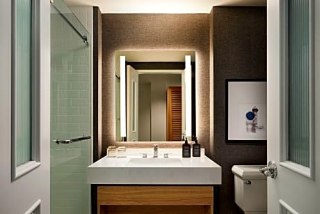 Deluxe Room, 1 King Bed, Bay View