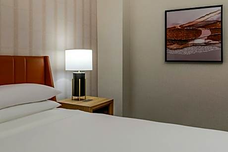 Club level, Suite, Bedroom 1: 1 Queen, Bedroom 2: 1 Queen