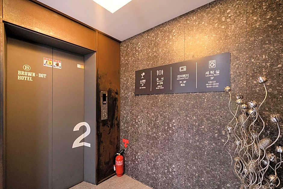 Brown-Dot Hotel Gupo