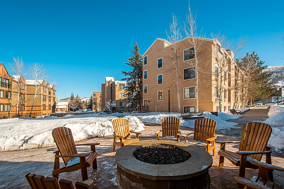 Carriage House Condominiums by All Seasons Resort Lodging