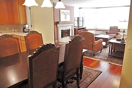 Two-Bedroom Suite with One King Bed and One Queen Bed