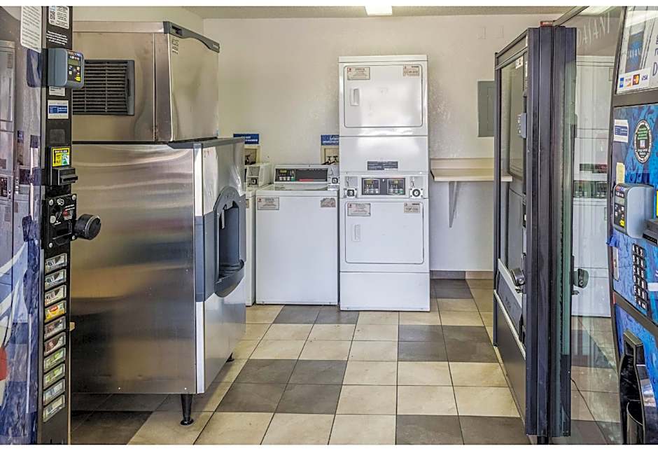 Motel 6-Bakersfield, CA - Convention Center