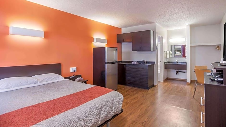 Motel 6-Camrose, AB