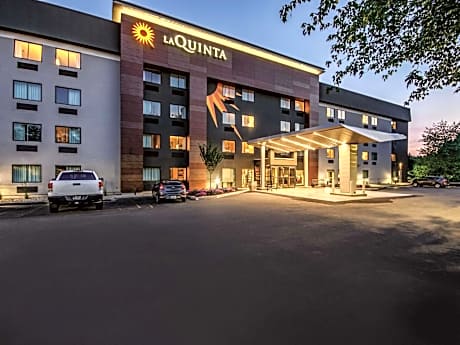 La Quinta Inn & Suites By Wyndham Hartford - Bradley Airport