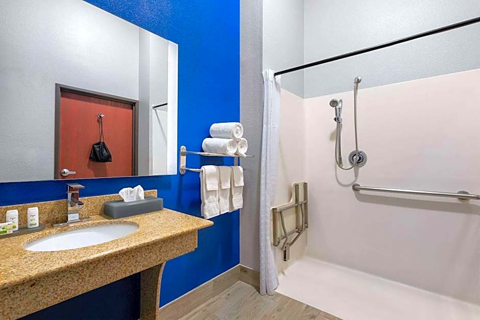 La Quinta Inn & Suites by Wyndham Denton - University Drive