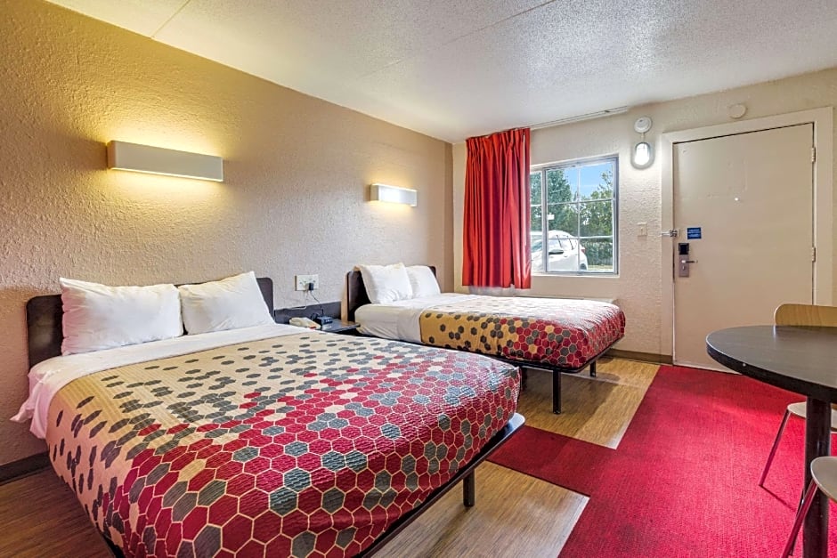 Econo Lodge Inn & Suites