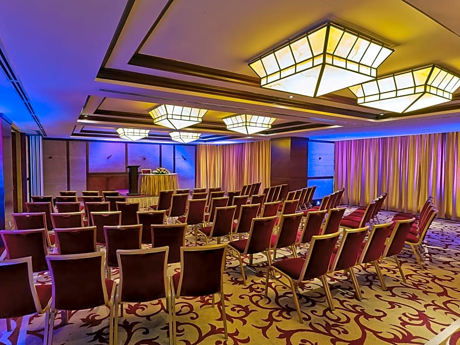 Six Seasons Hotel