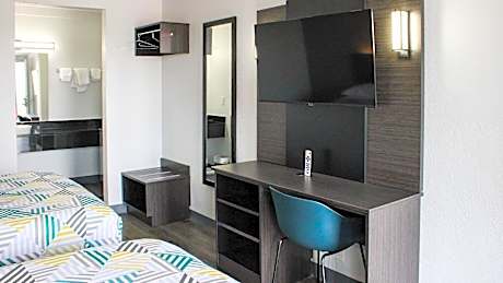 Room with 2 Full Bed- Smoking - Microwave & Refrigerator