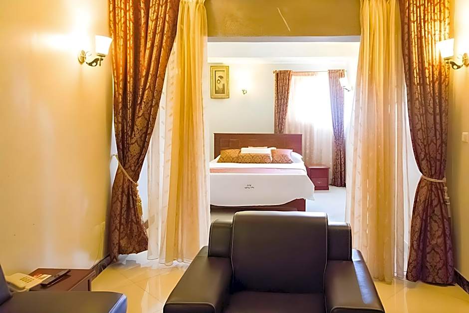 Super Paradise Hotel