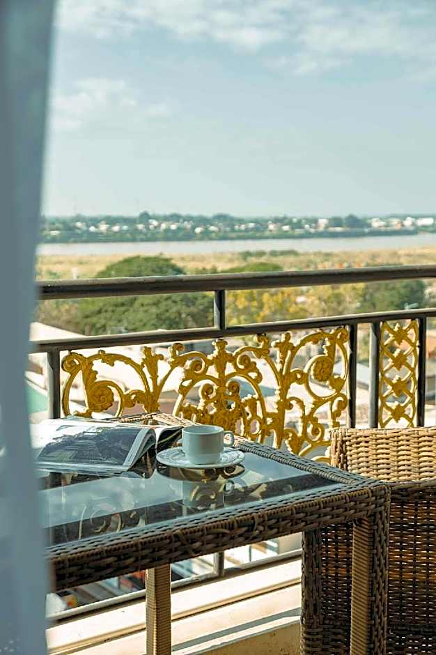 Aaron Riverview Hotel