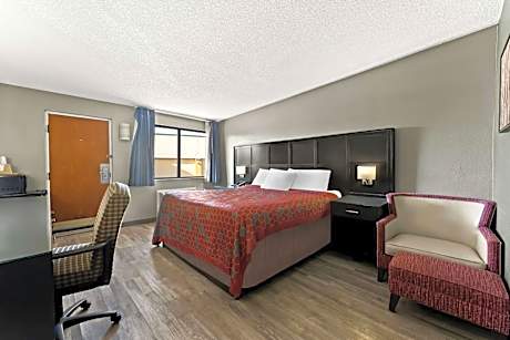 1 King Bed, Smoking