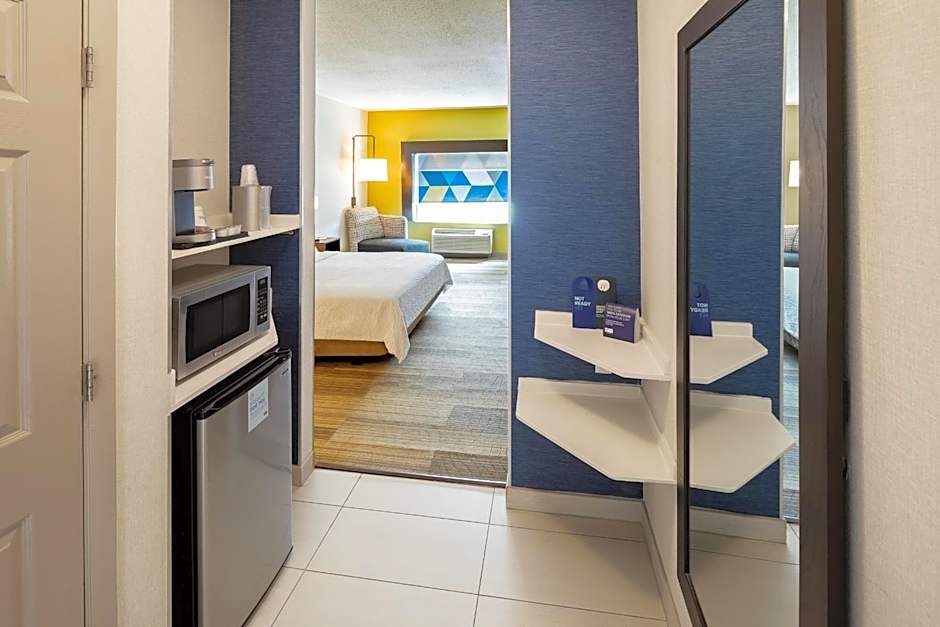 Holiday Inn Express & Suites Chicago West - St Charles By IHG