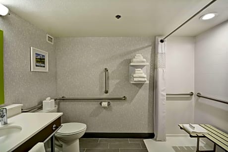 1 Queen Mobility/Hearing Access Ri Shwr Ns