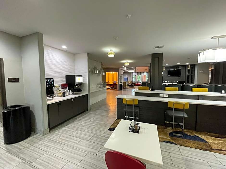 Del-Mar Airport Inn & Suites