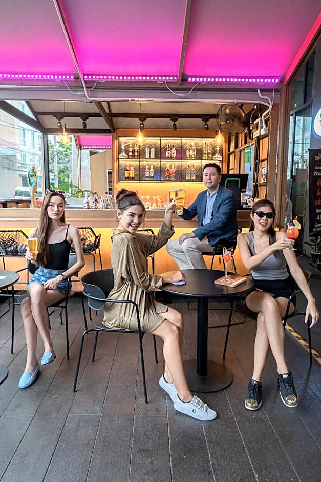 Holiday Inn Express Bangkok Soi Soonvijai By IHG