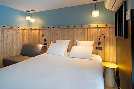 Standard Queen Room with Sofa Bed - Non-Smoking