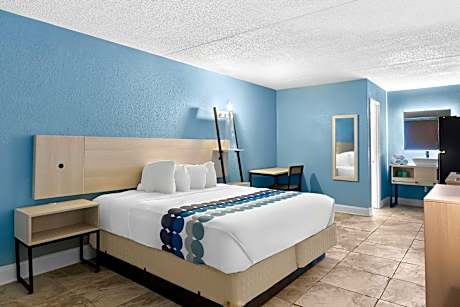 1 King Bed, Nonsmoking