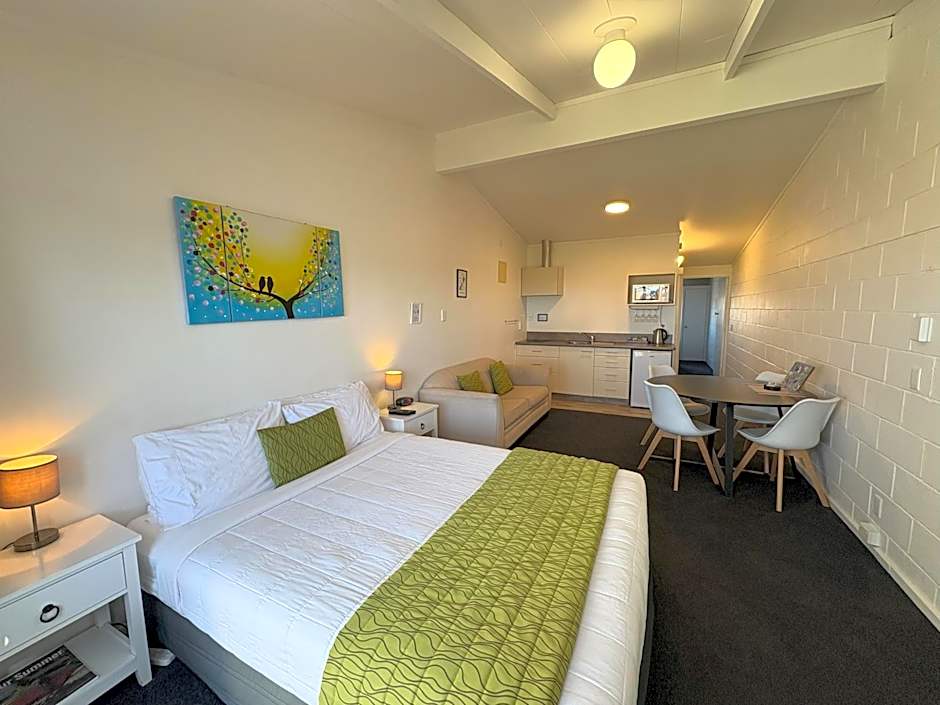 Baileys At The Beach Motel