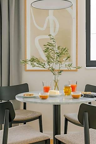 Two-Bedroom Apartment with One Queen Bed and One Twin Bed