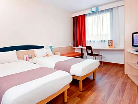 A twin room for 1 or 2 people equipped with the  new bedding