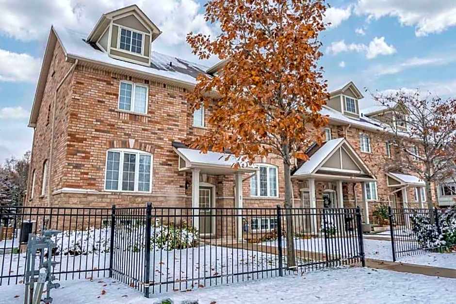 Stylish 4BR Home 20 Mins from YYZ